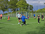 Laatste training S.K.N.W.K. JO7-1 (partijtje tegen de ouders) van maandag 27 mei 2024 (129/180)